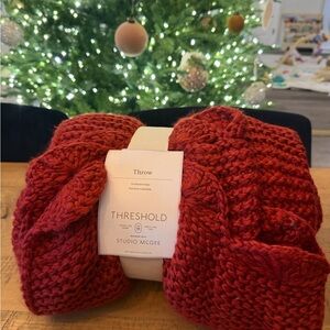 FLAWED NWT STUDIO‎ MCGEE Red Knit Throw Blanket